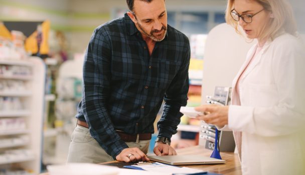 Female,Pharmacist,Showing,Medicine,To,Male,Customer,In,Pharmacy.,Chemist