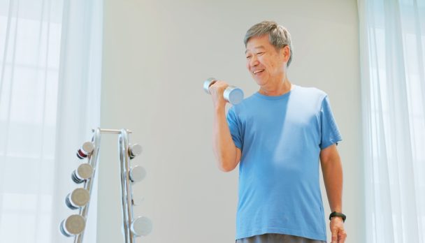 Asian,Elder,Man,Lifts,Dumbell,In,Gym